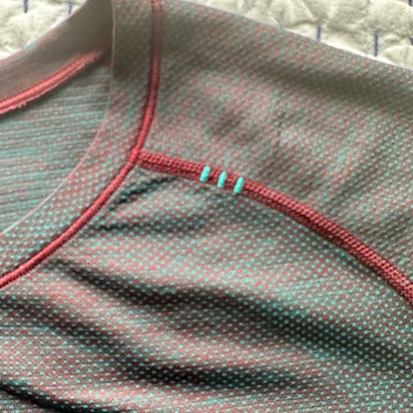 Men’s Large Lululemon Metal Tech Blue and Red. Short Sleeve size large. - Picture 2 of 6